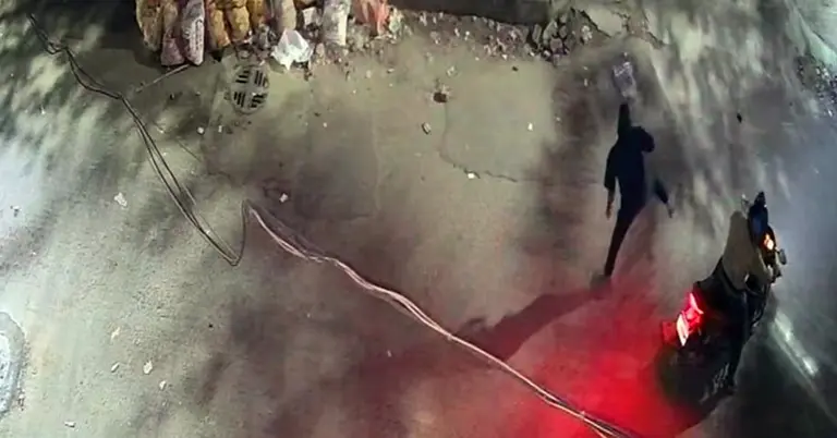 বাইক থেকে নেমে পেট্রোল বামা ছুড়ছে দুর্বৃত্তরা